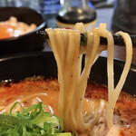 らぁ麺 紫陽花 - 麻辣担々麺　麺リフト