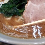 Yokohama Iekei Samurai - スープ表面の油膜。飲むと意外にもスッキリしたしょうゆ味。醤油の香りがしっかりある。