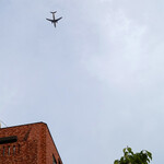 Rue Favart - お店の上を飛ぶ飛行機