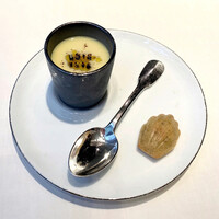 レストラン リューズ - アミューズ
                      グリーンオリーブのマドレーヌ
                      とうもろこしの冷製スープ