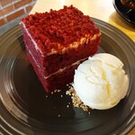 Coffee Affairs Roasters - 真っ赤な生地はしっとりとバターを感じるジューシーな食感、まったり濃厚なチーズクリームやひんやりアイスが合う！