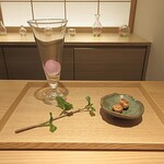 丸八製茶場 syn - 「桜の花びらを閉じこめた氷」が登場。