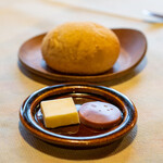 亜絲花 - 2020.4 自家製パンと2種類のバター（無塩バター、赤ワインを煮詰めたバター）