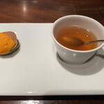 Van Jutei - セサミパンケーキのパプリカソース　本日のスープ