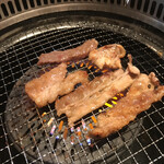 焼肉きんぐ - 肉は４種類
少しづつ焼きます