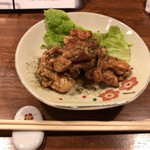 家庭的料理居酒屋 しろとくろ - 鶏もも肉の山椒焼き