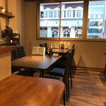 家庭的料理居酒屋 しろとくろ - 奥にはテーブル席