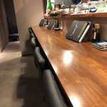 家庭的料理居酒屋 しろとくろ - 手前にはカウンター席