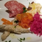 PIZZERIA & BAR RICCO - 前菜盛り合わせ(1人前盛り500円)
            ①ナポリサラミ
            ②アンチョビ入りポテトサラダ
            ③紫キャベツの浅漬け
            ④トマトのピクルス
            ⑤公魚のカルピオーネ(南蛮漬け)
            1人前から対応して下さるのは有難いです♪