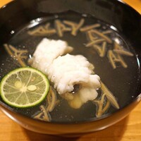 浅草じゅうろく - お椀　　天草産の鱧と秋田産の蓴菜(ジュンサイ)