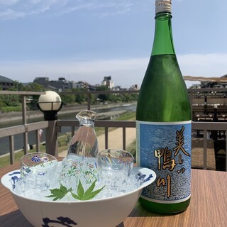 一手拿著與日本酒、燒酒等料理相搭配的豐富多彩的飲品...