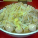 ラーメン二郎 - 小ラーメン豚入り+うずらの卵 「ヤサイニンニクカラメ」(850円) 2012/05