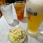 台湾料理 雅致 - 生ビール300円前後とセットのドリンクにお冷とサービスのミニサラダ