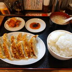 金の餃子酒場 - W餃子定食　700円
            ご飯大盛り無料・スープおかわり無料