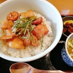 葉やま - 鶏丼(スープ、お新香付き)@680円