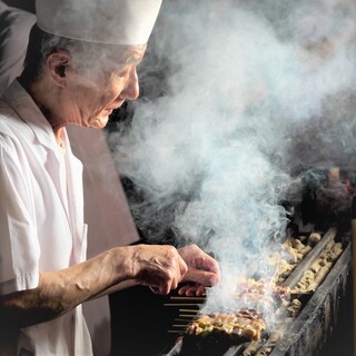 Fresh ingredients ground in the morning are skewered every day and then grilled over charcoal by our craftsmen.