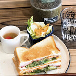 Cafe はぁとの葉っぱ - ホットサンド、サラダ、スープ。