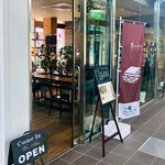 Cafe はぁとの葉っぱ - 三国駅構内からの外観。
