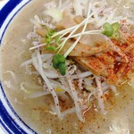 味の三平 - 唐辛子好きだけどかけ過ぎね