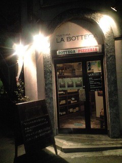 ラ・ボッテガ - 夜、開店。