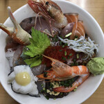 おかもと鮮魚店  - 『海鮮丼   1000円（税別）なり』