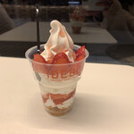 IDEBOK - ◆苺パフェ（500円）
            このソフトクリームめちゃくちゃ美味しいんだけど！！！
            ジャージー牛乳なのだろうか。
            これは人気なのわかるわ。値段も手頃だし。