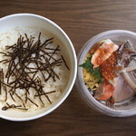海鮮丼 アジト - ご飯とお刺身は別容器に入っています