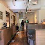 ダイニングダイ - ㊧は小上がり、㊨はテーブル