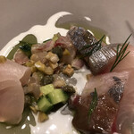 ahill - ランチＢ５５００円。縞鰺とハーブ。お刺身状のタネの下には、ハーブ、野菜とたたき風にしたものが、敷かれています。全体的に味付けも良かったです（╹◡╹）（╹◡╹）