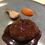 ahill - ランチＢ５５００円。フォワグラ入りハンバーグステーキ。カブのソテーと人参ペーストがれい添えられています。サイズは小さいですが、美味しさいっぱいの一品です（╹◡╹）