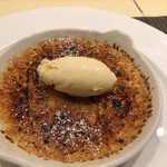 ahill - ランチＢ５５００円。クレームブリュレ。アマレットのアイスとともにいただきます(^｡^)。深みのある甘さで、とても美味しくいただきました（╹◡╹）