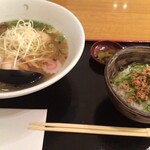 龍旗信 - あっさり潮ラーメン+鶏そぼろ丼