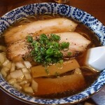 黒醤油ラーメン。