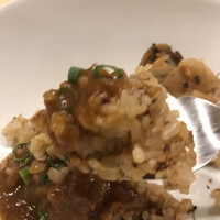 ahill azabu - ランチＢ５５００円。焼きカレー。カレー入りガーリックライスを鉄板で仕上げ、その上から、さらにカレーをかけたものです。香ばしく、マイルドで、コクたっぷり。とーっても美味しかったです（╹◡╹）（╹◡╹）