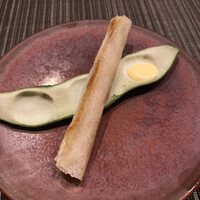 ahill azabu - ランチＢ５５００円。枝豆の洋風春巻。パリパリの皮と具材のバランスが良く、美味しいアミューズです(^｡^)
