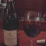 Côtes du Rhôneのボトルとグラスです＾＾