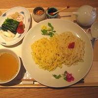 広尾はしづめ - ランチ「やさしいおだしで頂く、蒸し鶏、無農薬ほうれん草、うどのつけ麺」1200円