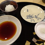 勢麟 - 天婦羅のセッティング　殆どタレは使いませんでした