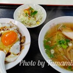 重松飯店 - Cセット(温かいラーメン)
      夏季は醤油ラーメンかざるラーメンを選べます