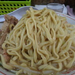 ラーメン二郎 - 我慢できず麺を引っ張り出す