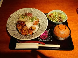 Gonjuu rou - 秘伝の唐揚げ丼 748円（ランチ）