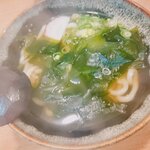 Chikaramochi - わかめうどん440円✨ワカメと淡い色のおだしが堪りません♬