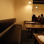 郷酒 - 4人掛けと2人掛けテーブルで27席