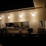 郷酒 - おいしそうな日本酒が陳列されたカウンター席