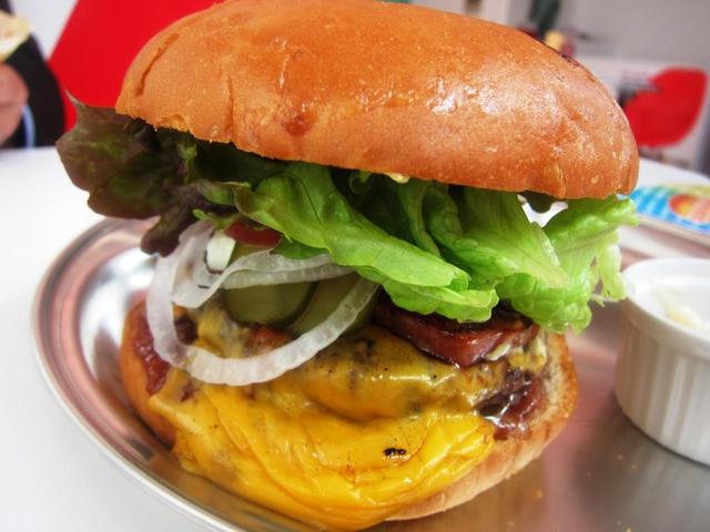 高槻バーガーのLサイズを食べて危険な男に・・・』by urya