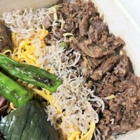 肉割烹 上 - 和牛しぐれ、シラス、錦糸卵
