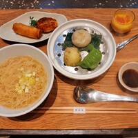 熱香森 - 火曜の日替わりランチは点心セット！蒸し点心3種に揚げ点心2種、麺orお粥にデザート付きで税込み1,000円