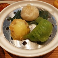 熱香森 - 奥は上品スープの小籠包、手前右は皮がプルプルの三つ葉と海老の蒸し餃子、左はうずらの卵入り焼売