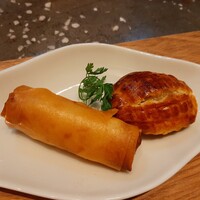 熱香森 - 左は海老とキャベツの春巻き、右はサクッと甘い生地に旨味の詰まった蟹あん入り蟹とチーズのタルト