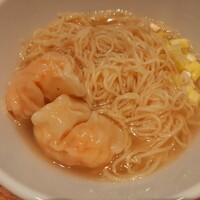 熱香森 - ブリッと弾む海老の存在感がすごい！香港風のコシのある細麺に塩気の効いたスープがマッチ、海老入りワンタン麺